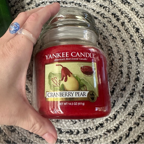 Discontinued Yankee Candle Cranberry Pear Jar- Vibrant Red 14.5 Oz medium size - Picture 2 of 5